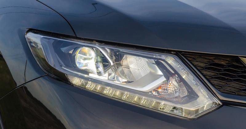 Đánh giá xe Nissan X-Trail 2016 có đèn pha Halogen (bản full sử dụng đèn LED).